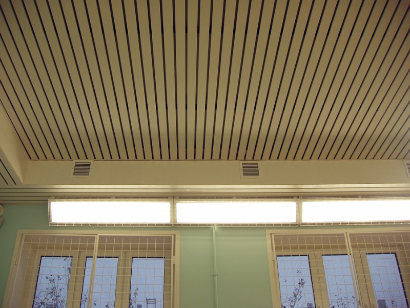 Фирма Giepel многие годы изготовляет алюминиевые реечные и кассетные подвесные потолки.